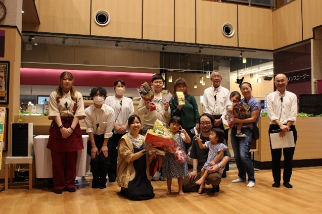 1,000万人前後賞の皆様との集合写真